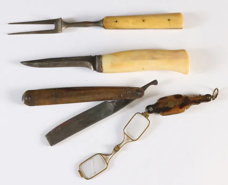 Kniv, gaffel, barberkniv og små briller.