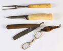Kniv, gaffel, barberkniv og små briller.
