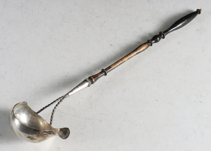Punsjøse i sølv og tre, 1800 t.