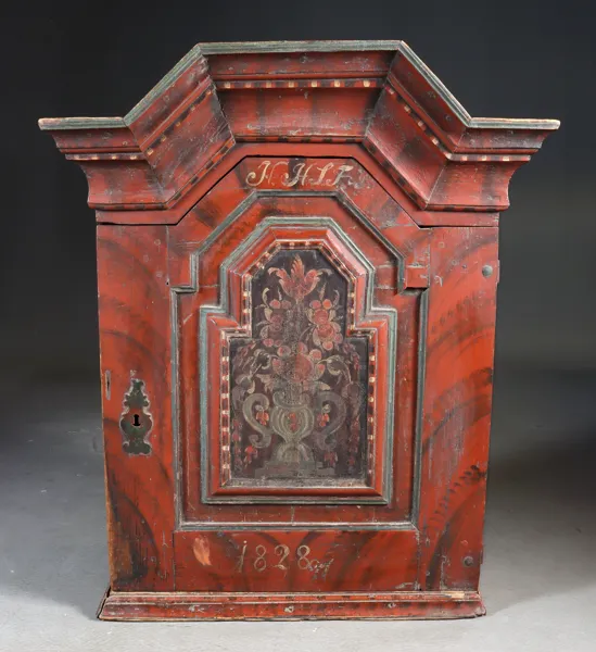 Dekorert hengeskap, 1828.