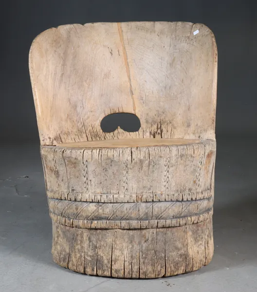 Utskåret kubbestol, 1700 t.