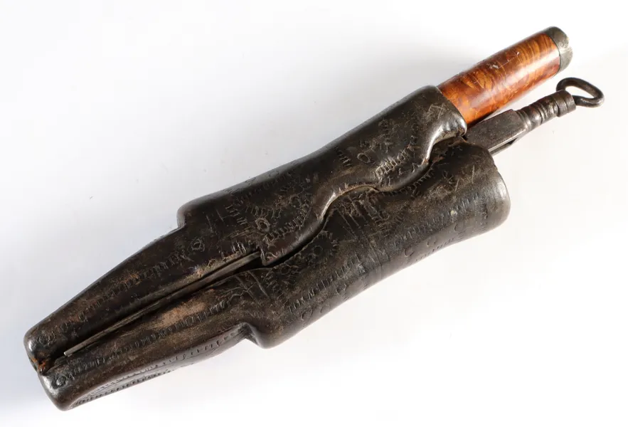Tvislire 1700 tallet, med en kniv 1836.