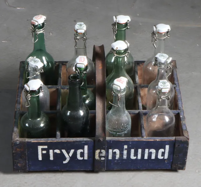 Flaskestativ med flasker, Frydelund.