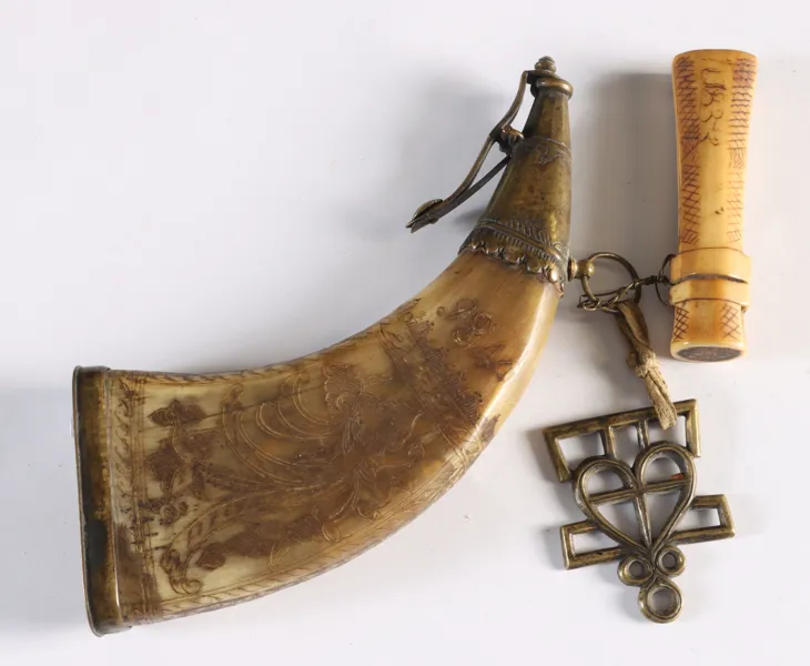 Krutthorn med oppheng og kruttmål. 1844