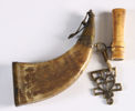 Krutthorn med oppheng og kruttmål. 1844