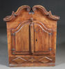 Lite trehvitt hengeskap, 17/1800 t.