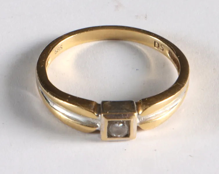 Ring i gull m/diamant.
