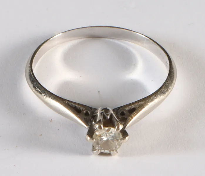 Ring i hvitt gull med diamant.