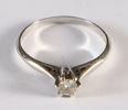 Ring i hvitt gull med diamant.