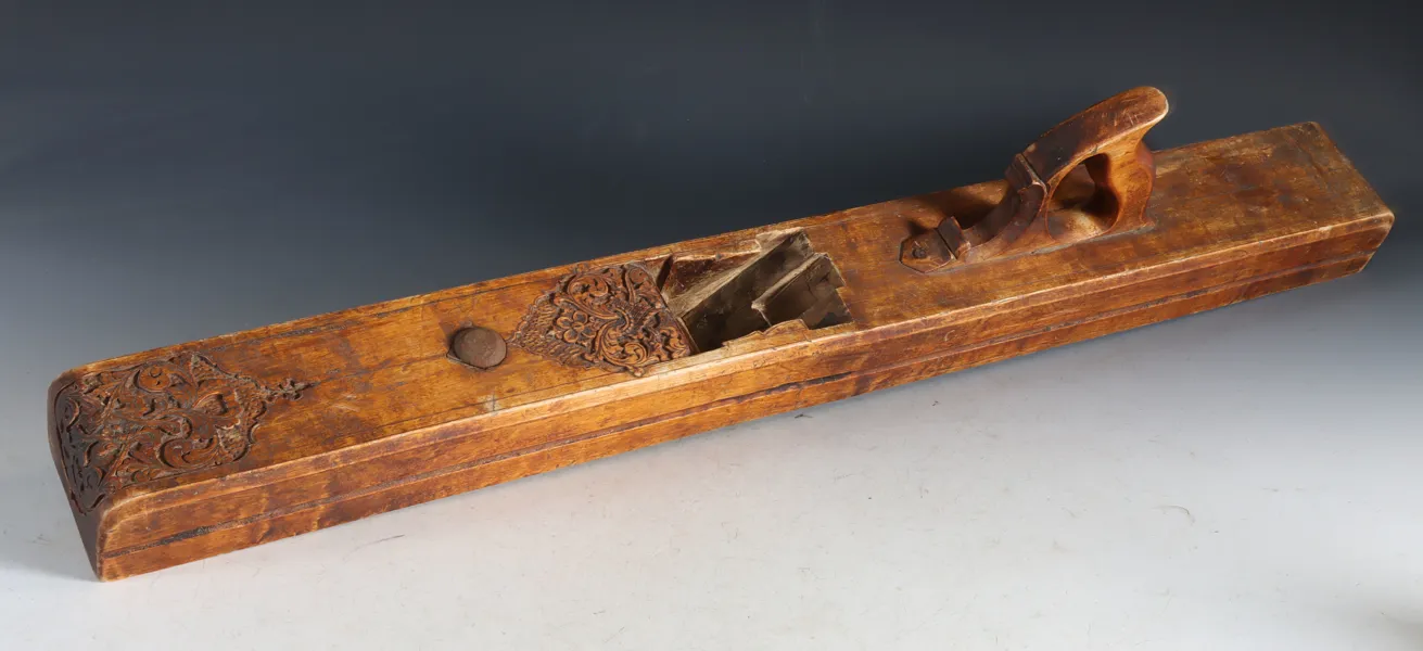 Stor utskåret høvel, 1800 t.