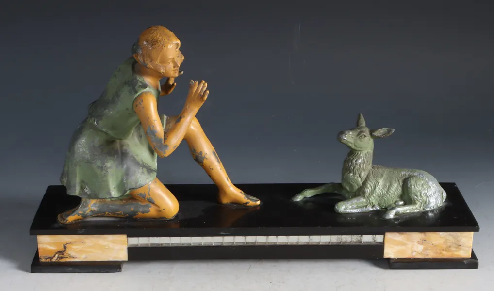 Figur i sten og metall.