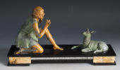 Figur i sten og metall.
