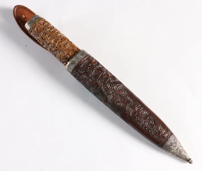 Slirekniv med rikt utskåret skaft.