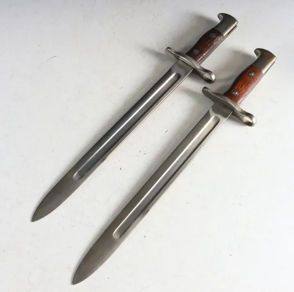 2 bajonetter.