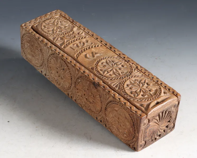 Rikt utskåret skriveskrin, 1793.