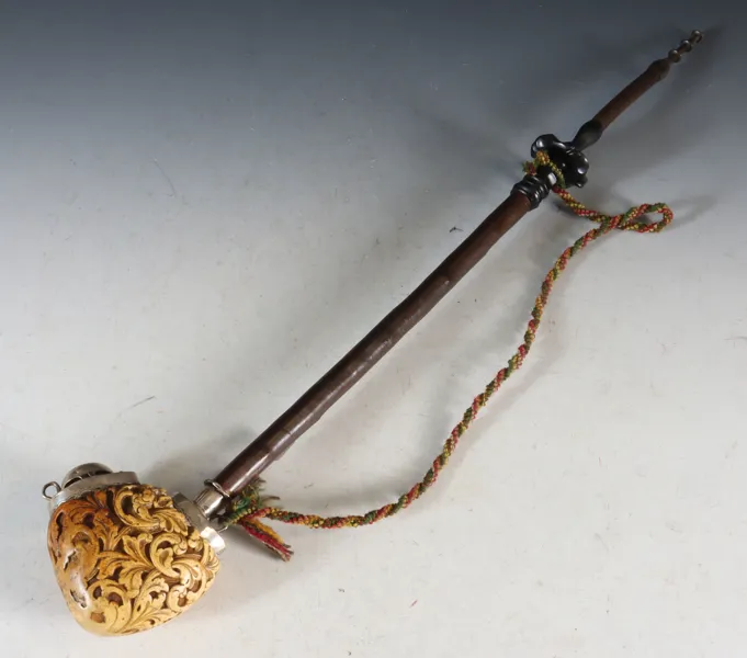 Rikt utskåret pipe, 1800.