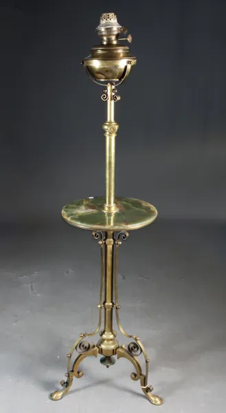 Parafinstålampe med bord.