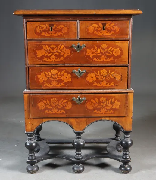 Liten kommode med intarsia, 1700 t.
