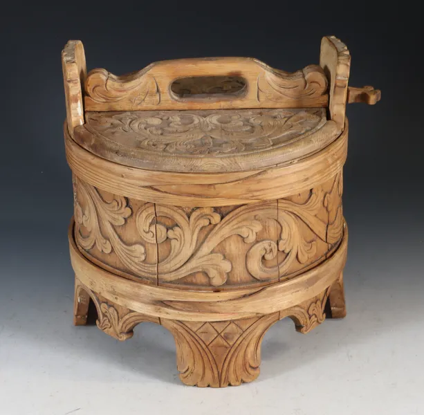 Utskåret trehvit grautamber, 1800 t.