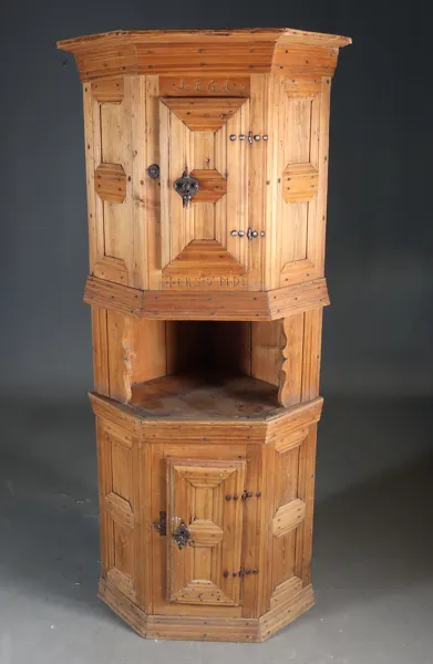 Trehvitt hjørneskap, 1761.