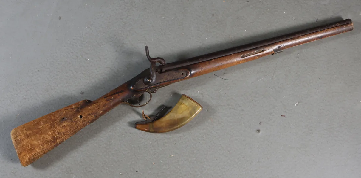 Perkusjonslåsgevær med krutthorn. 1800 t.