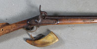 Perkusjonslåsgevær med krutthorn. 1800 t.