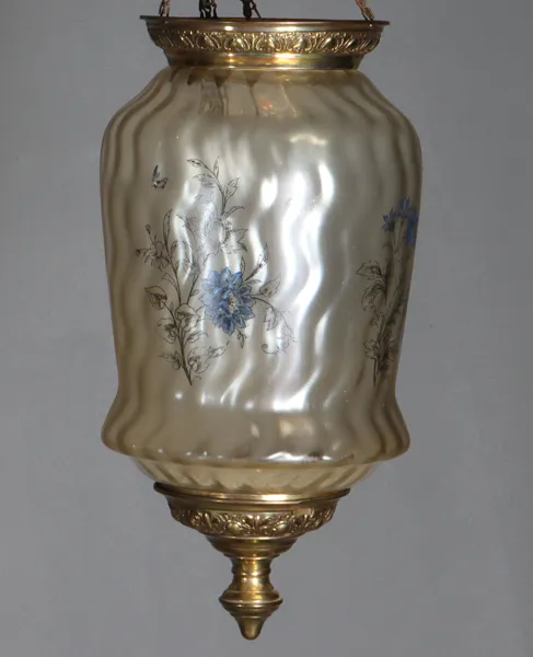 Dekorert måneskinnslampe.