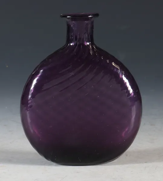 Lommeflaske i fiolett glass, Gjøvik.