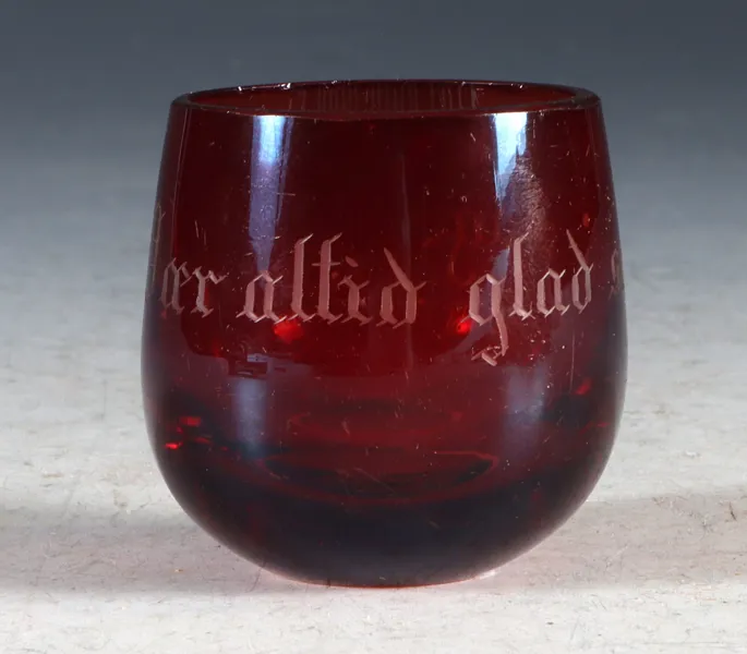 Tumling i glass med tekst, Hadeland 1800 t.
