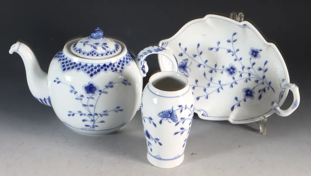 Kanne, vase og fat i porselen, stråmønster. B&G.