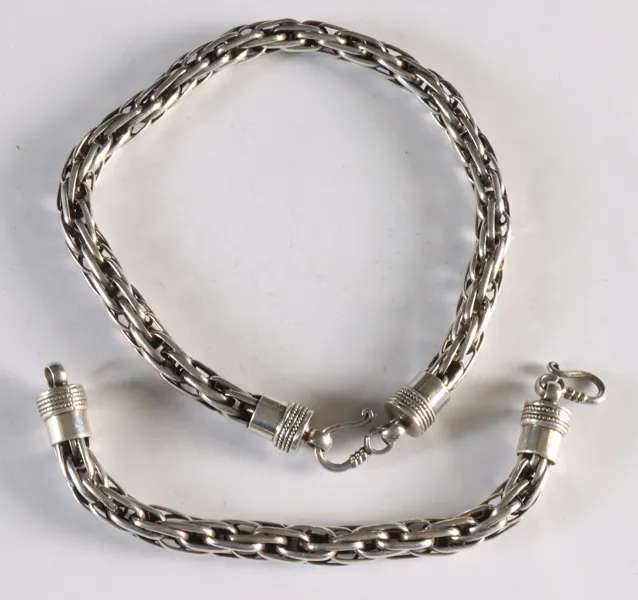 Kjede og armbånd i sølv
